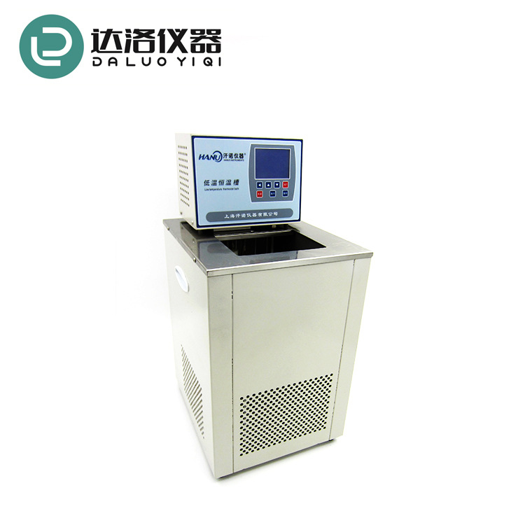 游客在泰山脚下买石头