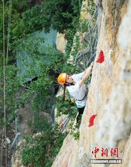 中国攀岩高手在广西马山县自然岩壁演绎“岩壁