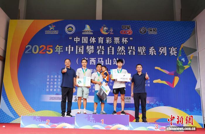 中国攀岩高手在广西马山县自然岩壁演绎“岩壁