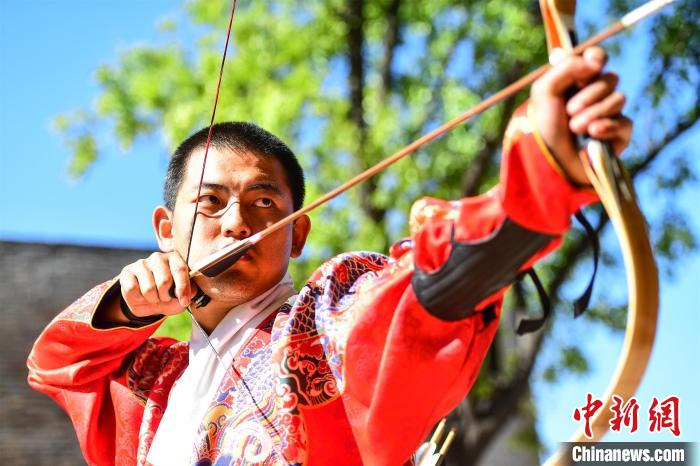 全国88名射箭选手在山西张壁古堡论“箭”技，义