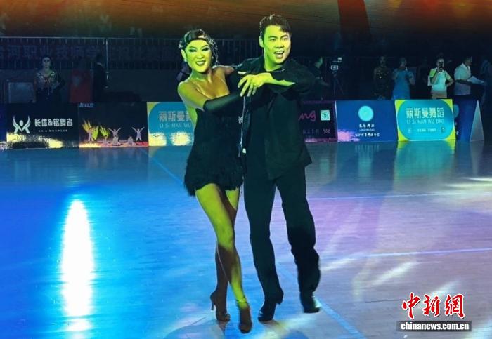 2025中国·七台河体育舞蹈公开赛点燃激情