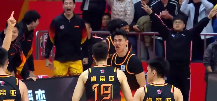 广东男篮遭绝杀赛季三连败 杜锋行程遭球迷质疑