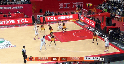 广东男篮遭绝杀赛季三连败 杜锋行程遭球迷质疑