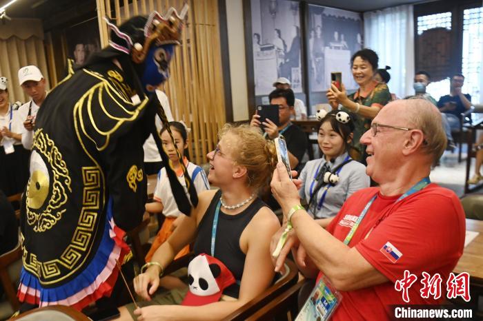 成都大运会外国代表团沉浸式体验巴蜀文化：这
