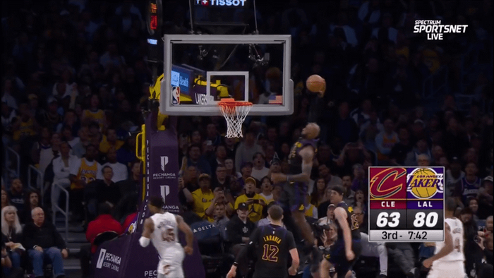 詹姆斯高龄劈扣震撼全场引热议