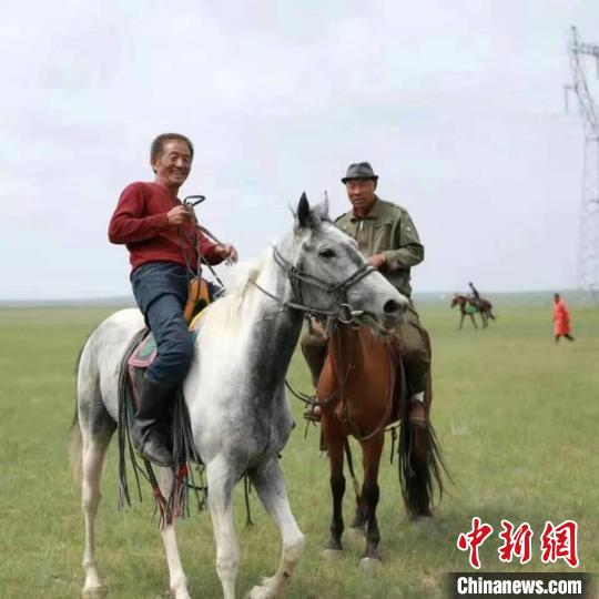 风中扬起的尘土：梁家四代在锡林郭勒草原的马