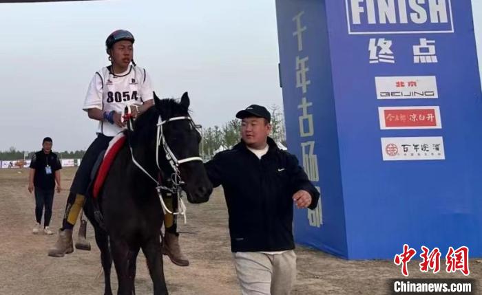 风中扬起的尘土：梁家四代在锡林郭勒草原的马